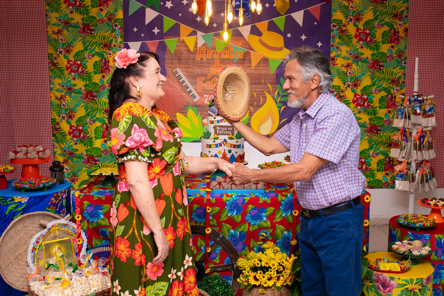 Aniversariante brindando com um convidado