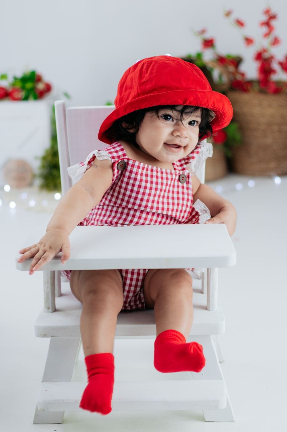 Bebê em cadeirinha no ensaio mensal