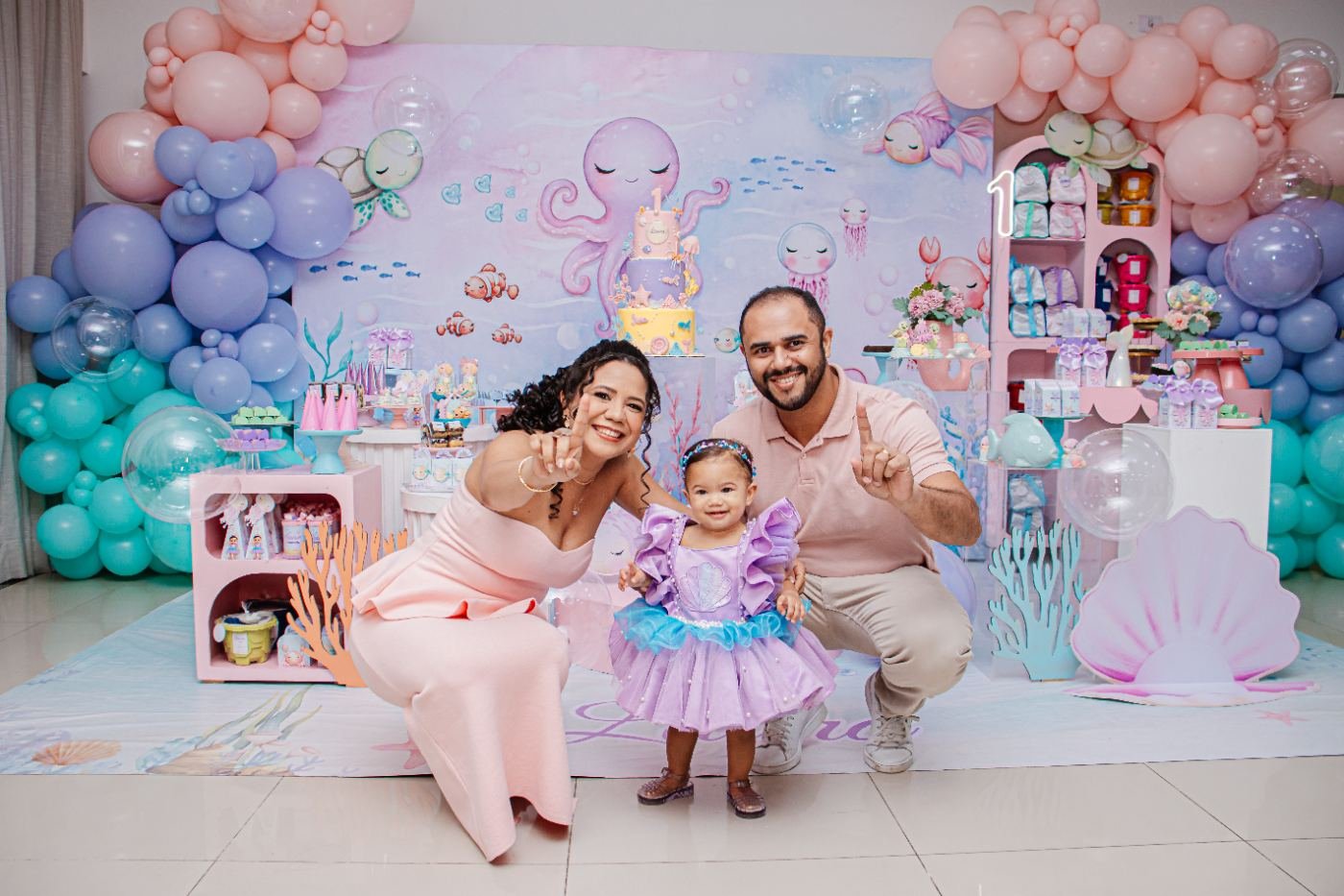 Família em frente à decoração da festa