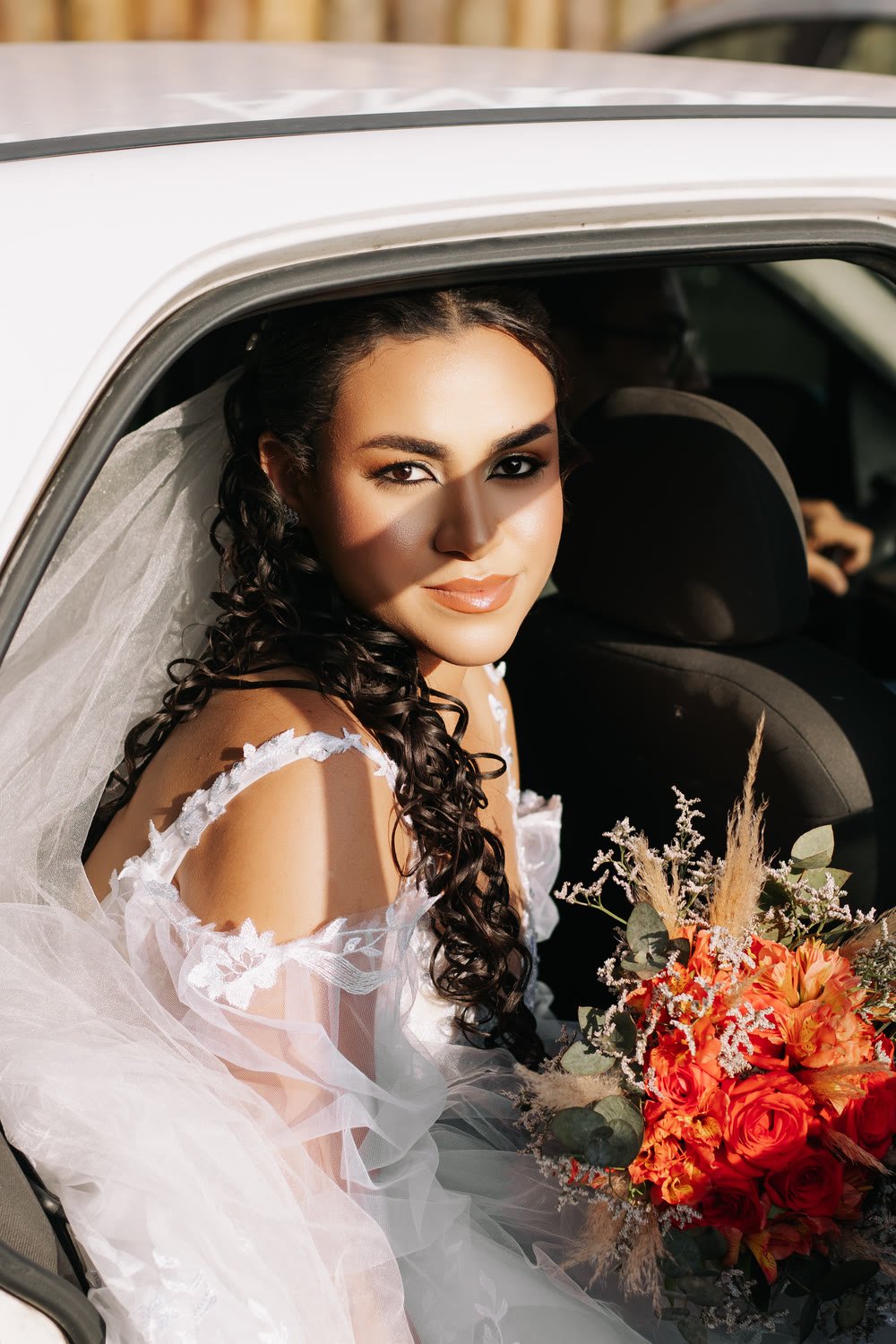 Noiva no carro a caminho da cerimônia