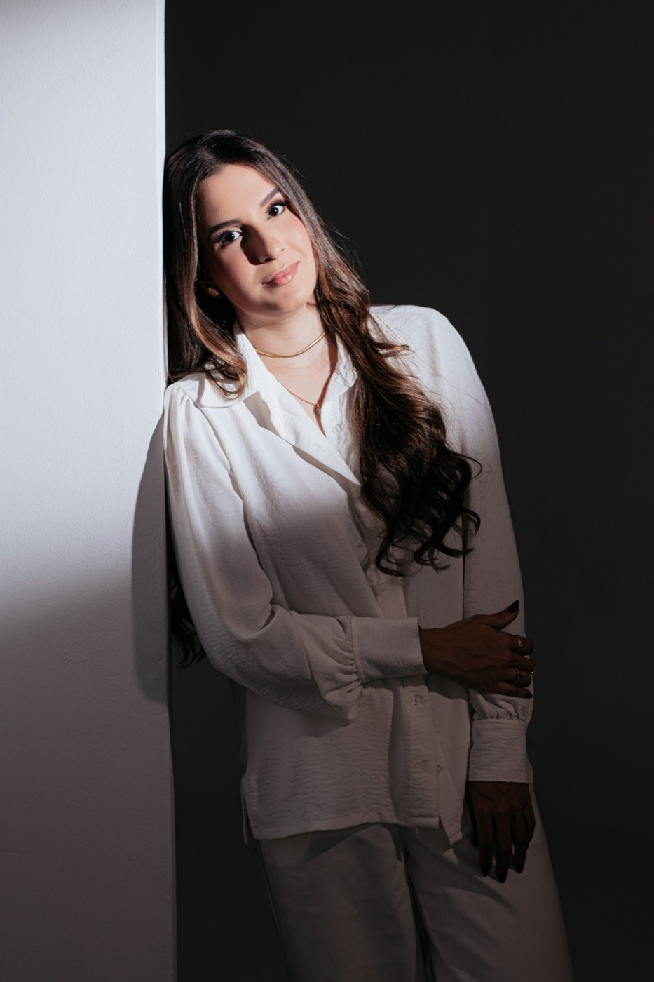 Retrato feminino em contraste de luz e sombra