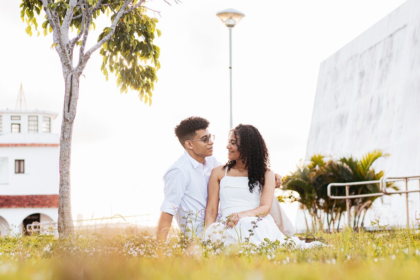 Casal sentado no gramado