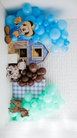 Cenário decorado com balões visto de cima